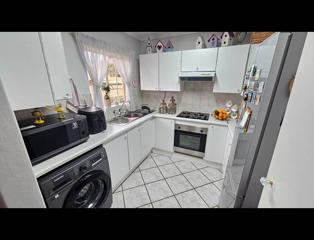 2 BEDROOM SIMPLEX FOR SALE IN MORELETA PARK
